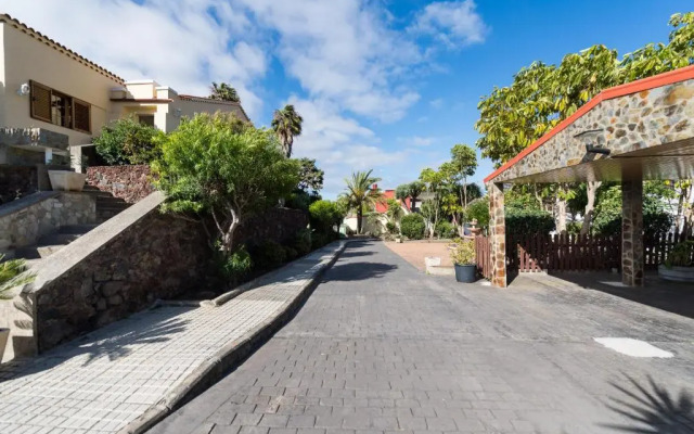 5BR Home - Pool Parking & Tennis Court