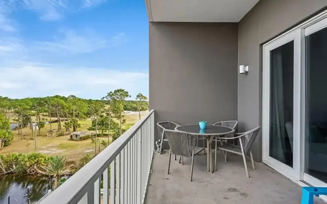 Laketown Wharf 402