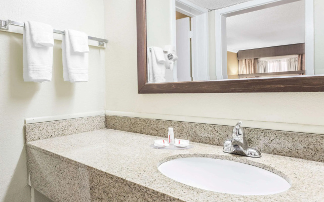 Days Inn by Wyndham Pensacola - Historic Downtown