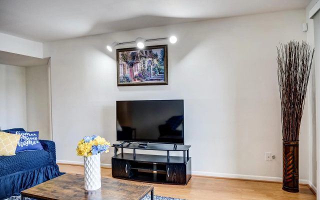 LovelyMedcenter area 3 BR, 2BA condo w/grill