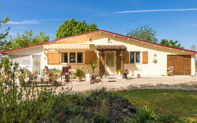 Sunlit Bungalow With Private Pool in Nadaillac-de-rouge