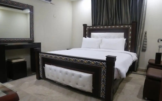 Pool & Park Hotel