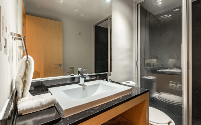 Executive 1BR Oasis With Kitchen & Private Balcony