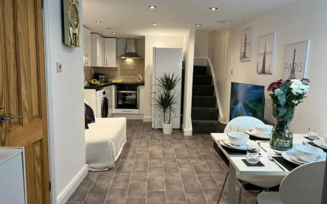 Jacuzzi Spa! Stunning Entire Guest House - Netflix