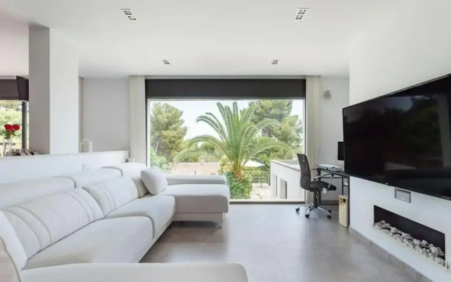 Moderna villa con piscina y amplio jardín