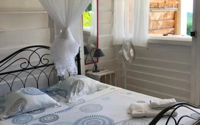 La Colline Bed & Table