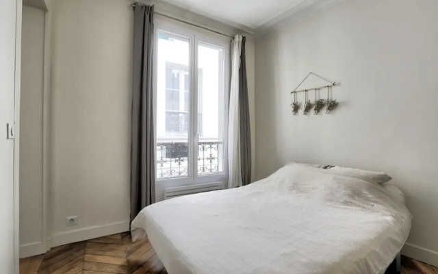 Classy and Cosy 1-bedroom Ensuite, 2min Walk From Cadet Metro