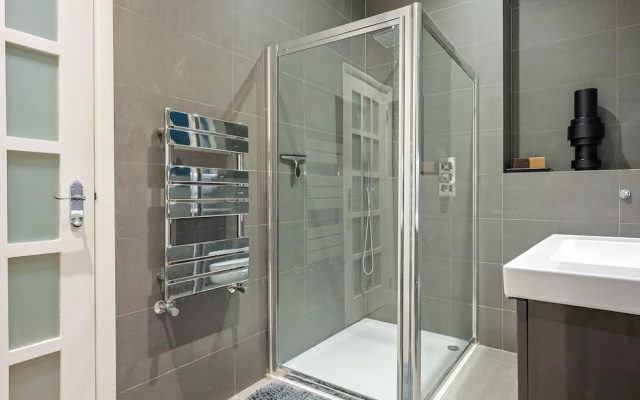 Central London 3-bed Apt, Sleeps 6, 3 Mins to Tube