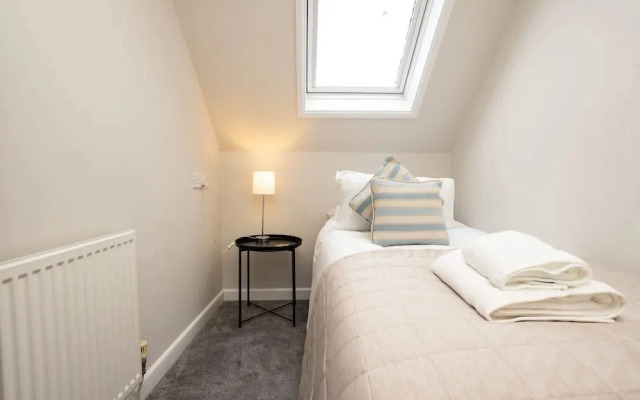 The Deck West Wall - 2 Bedroom Apartment - Tenby