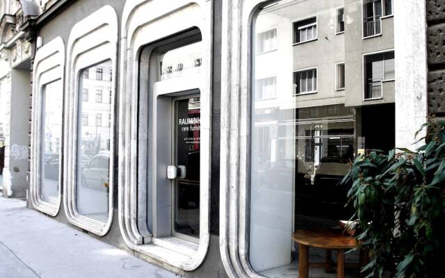 Апартаменты Operastreet.Com Apartments вид на фасад