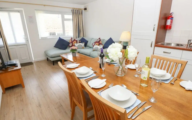 8 Munday Cottages