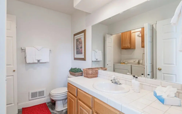 3BR Townhome w/ Mountain View & Balcony