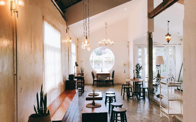 Khemjit Cafe And Bed