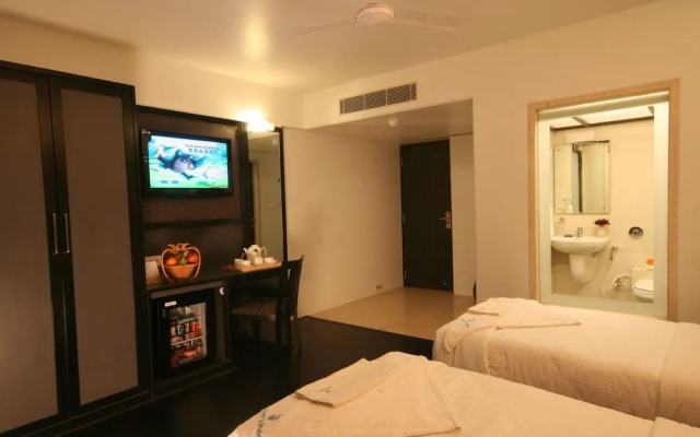 OYO Premium Borivali Kora Kendra