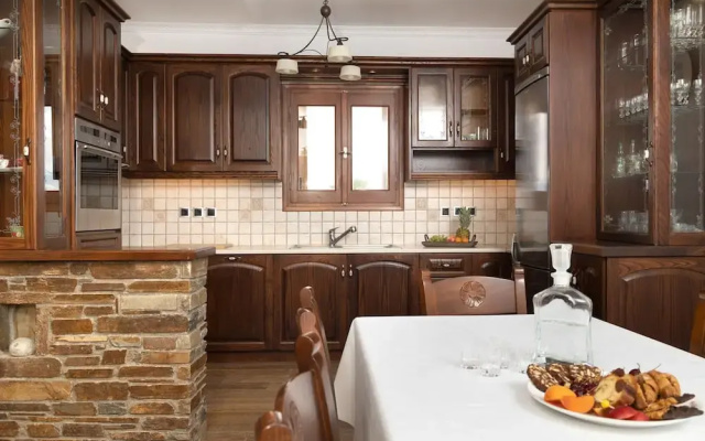 Villa Billia Cheerful 4 Bedroom Home w Ocean View
