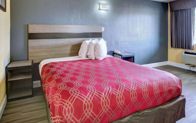 Econo Lodge at Military Circle