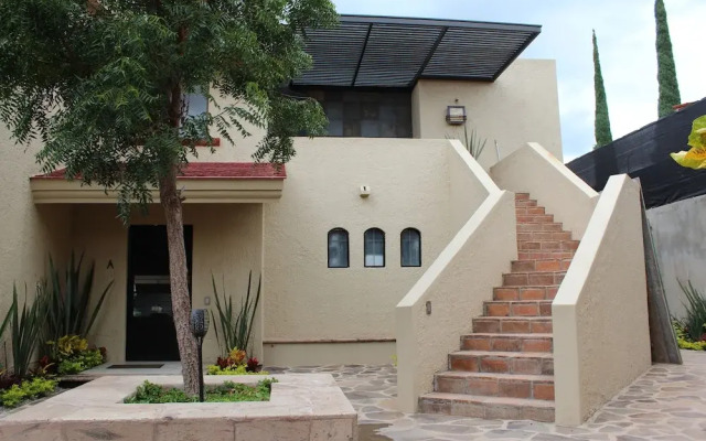 Modern 3-bedroom Retreat in Ajijic - Walk To Everything-private Gym-pickleball