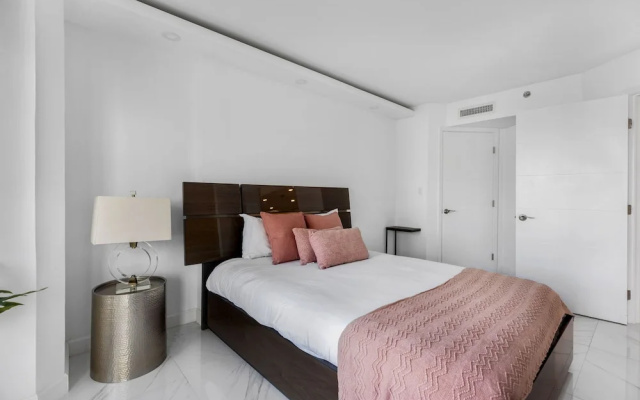 Chic Bayfront Condo With Stunning View