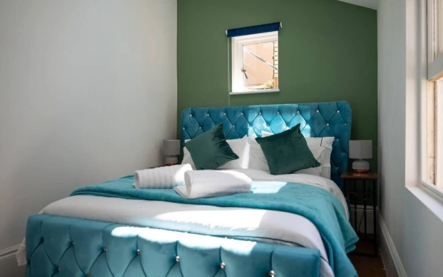 Beachfront Escape & Wow Sea Views, Luxury Retreat