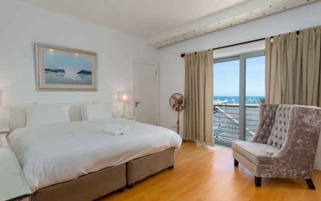 Caprice Court 7