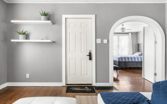 Charming 2 Bedroom with in Home Gym