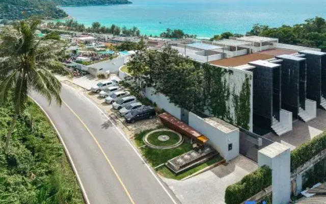 Villa Privé: 4 BR Modern Sea-View Villa in Kata