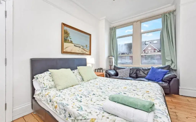 Groves 4 Bedroom, Shepherds Bush