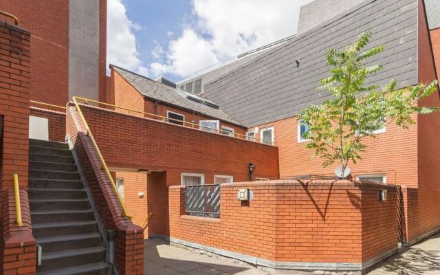 Отель Leicester Square Just Renovated 2BD Mezzanine Flat Великобритания, Лондон - отзывы, цены и фото номеров - забронировать отель Leicester Square Just Renovated 2BD Mezzanine Flat онлайн вид на фасад