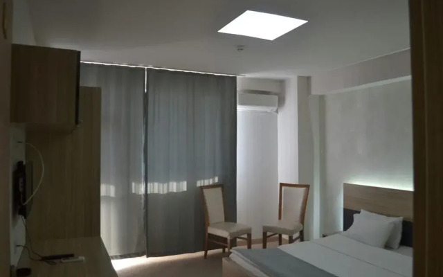 Roz Otel
