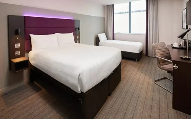 Premier Inn Bristol Parkway M32