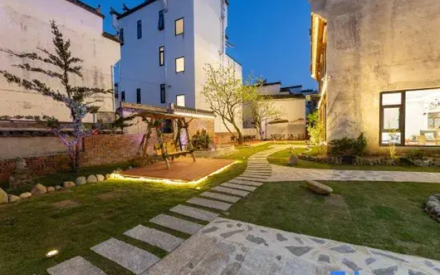 Hongcun Neighborhood · Smart Holiday Courtyard Homestay