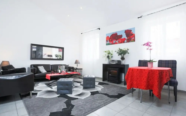Spacious Apartment for 6, Ideally Located!