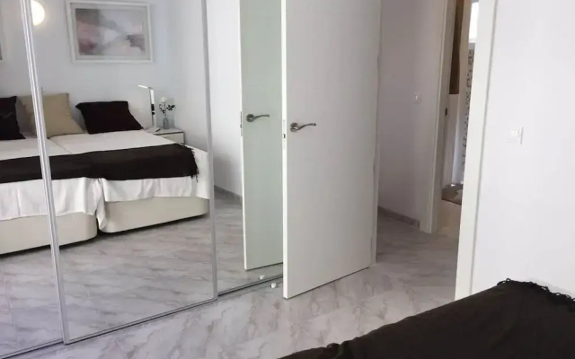 Apartment Sleeps 4 Near Beach