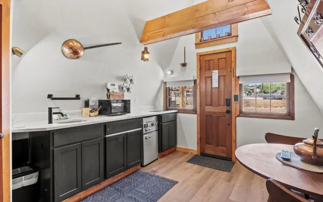 Timber Lodge Cabin 4