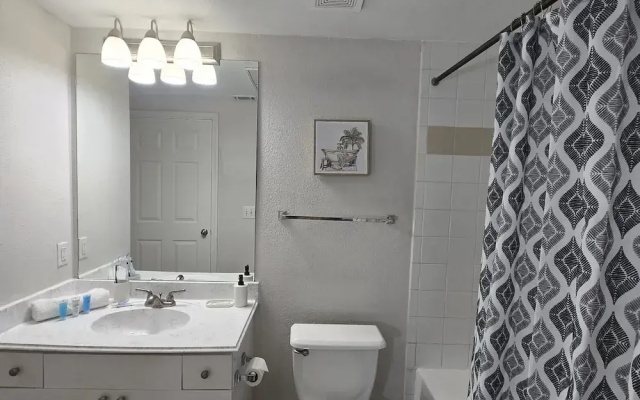 Apartment - Sleeps 5 - Pool - Parking - Gym