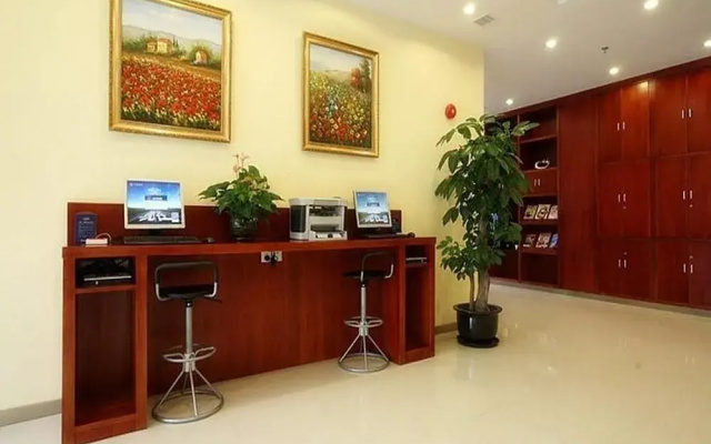 Hanting Express Fuzhou Train Station Square