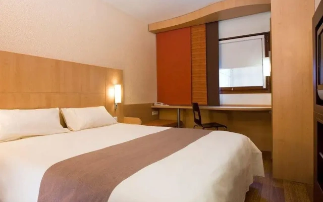 Ibis Ningbo Tianyi Square