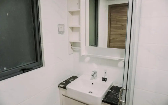 Homey And Spacious 3Br At Sky House Bsd Apartment
