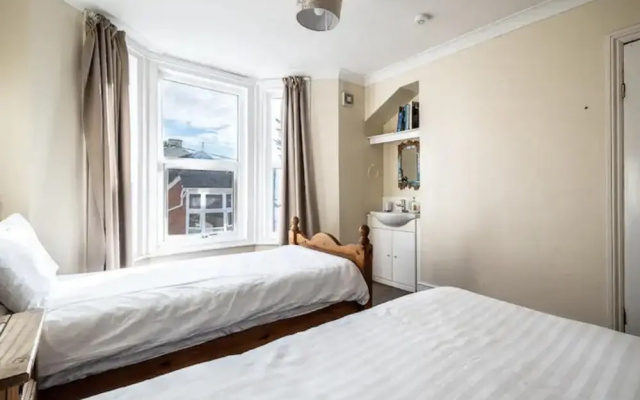 The Boat House Sleeps 4 Pet Friendly