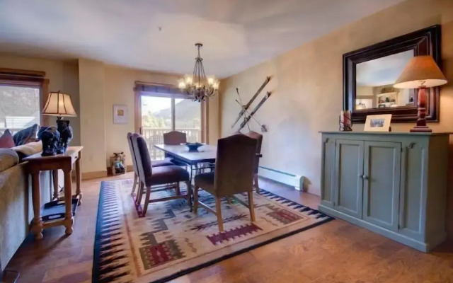3 Bedroom Condo in River Run with Shared Pool, Hot Tubs, 100 yards to Gondola