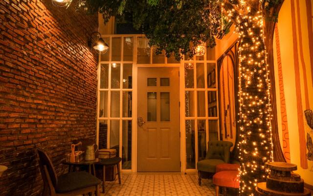 Отель Hide and Seek Boutique Hometel Бангкок вид на фасад