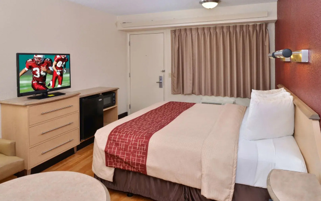 Super 8 by Wyndham Deerfield/Northbrook