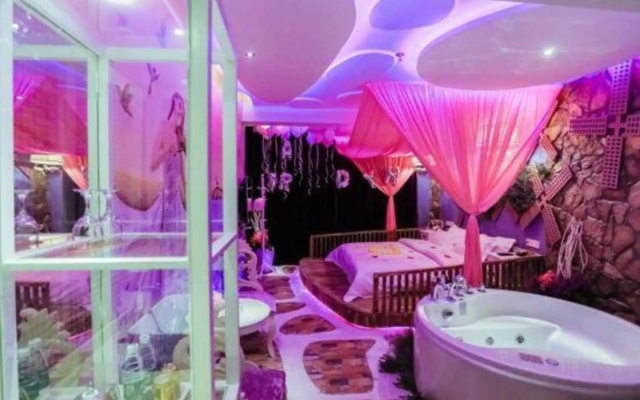 Hand In Hand Lovers Theme Hotel