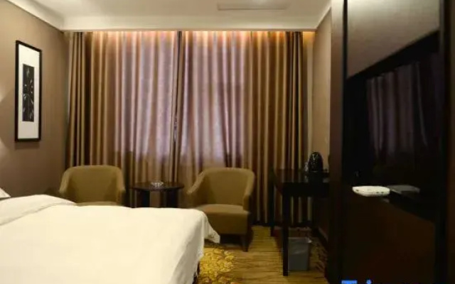 Junhua Wanjin Hotel (Zhumadian East Bus Station)