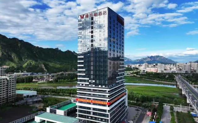 Vienna Hotel (Chengde Xiabancheng Huaming Service Outsourcing Industrial Park)