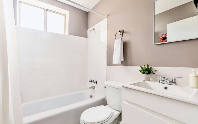 Cozy 1 King BR Apt With Netflix - Prime Location