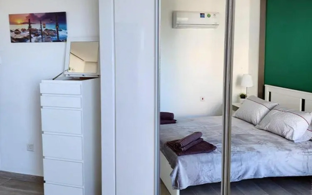 Merab Holidays Apartment Sunorama Beach Gardens 402