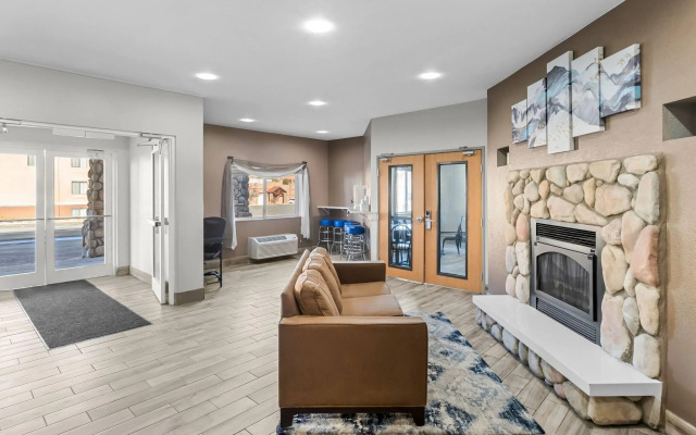 Days Inn & Suites by Wyndham Castle Rock