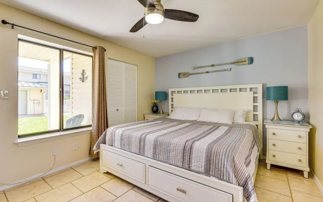 < Half-mi to Beach: Quaint Destin Condo