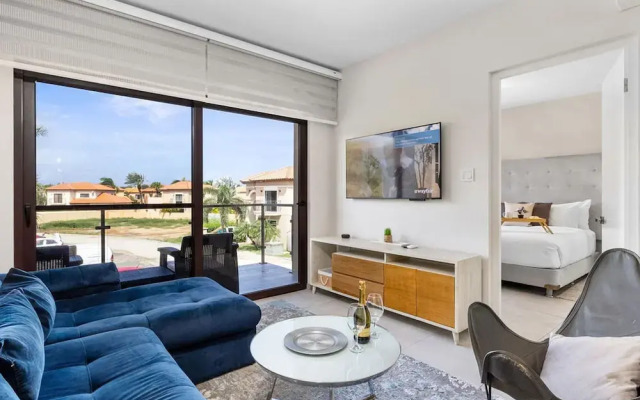 NEW Modern 1BR 1BA Gold Coast Pool GYM Tennis